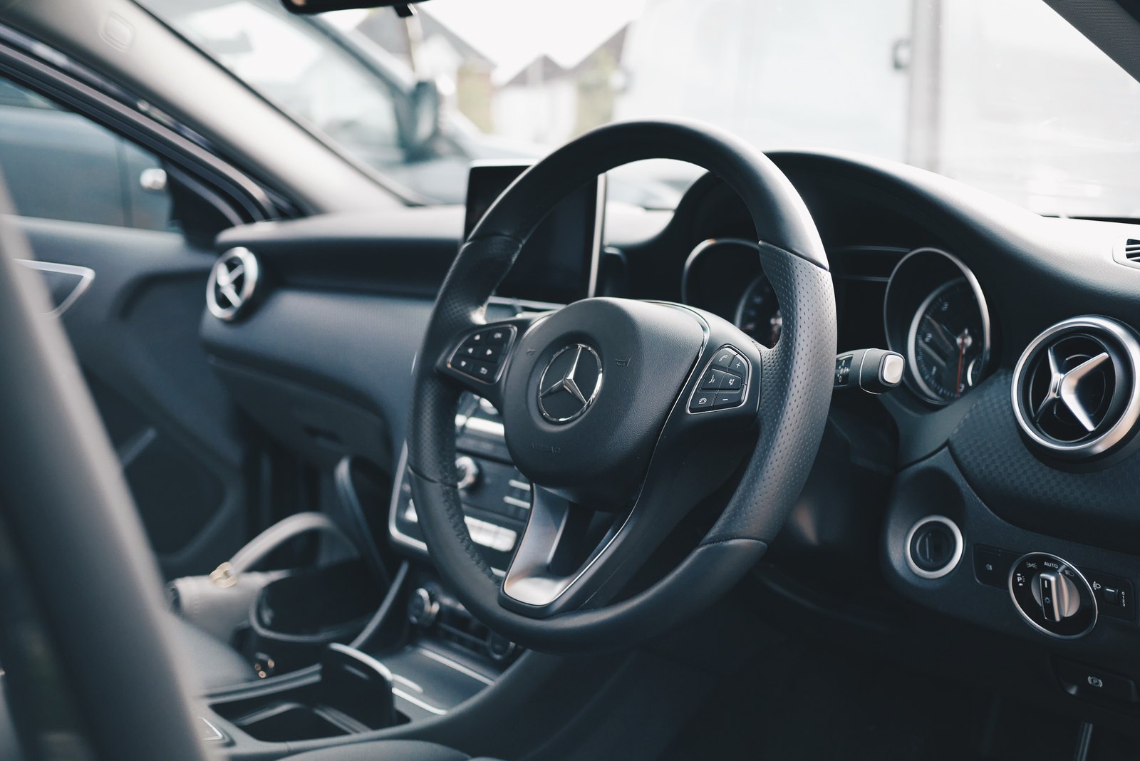 Руль и приборная панель автомобиля